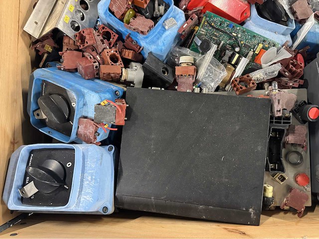 Partij mix electronica & automatisering (143kg) - afbeelding 4 van  9