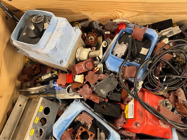 Partij mix electronica & automatisering (143kg) - afbeelding 5 van  9