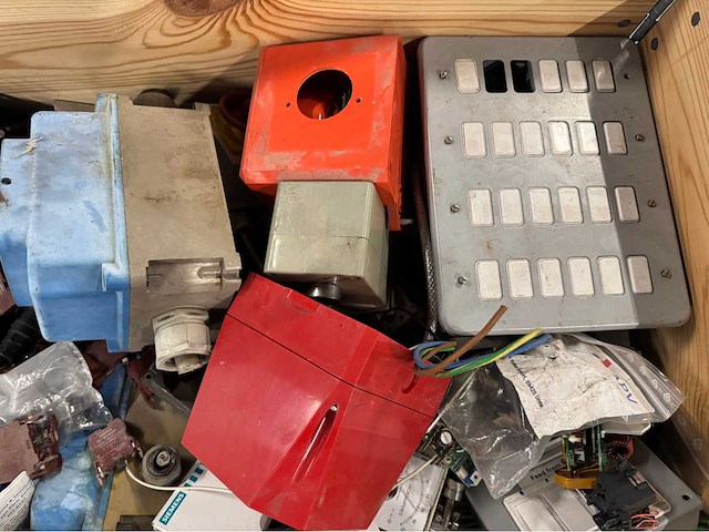 Partij mix electronica & automatisering (143kg) - afbeelding 6 van  9