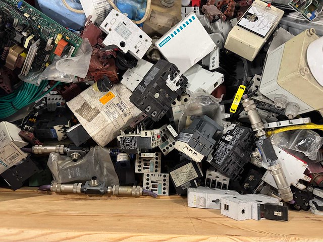 Partij mix electronica & automatisering (143kg) - afbeelding 7 van  9