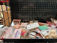 Partij mode- en haaraccessoires w.o. notino, misswink, invisibobble, magefy - afbeelding 2 van  9