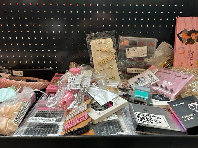 Partij mode- en haaraccessoires w.o. notino, misswink, invisibobble, magefy - afbeelding 3 van  9