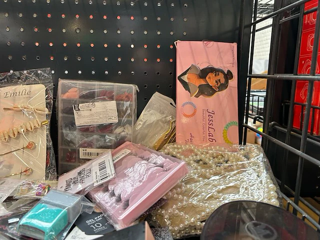 Partij mode- en haaraccessoires w.o. notino, misswink, invisibobble, magefy - afbeelding 4 van  9