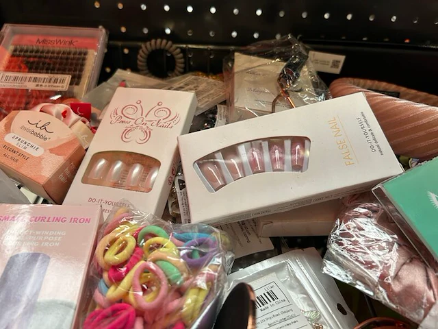 Partij mode- en haaraccessoires w.o. notino, misswink, invisibobble, magefy - afbeelding 7 van  9