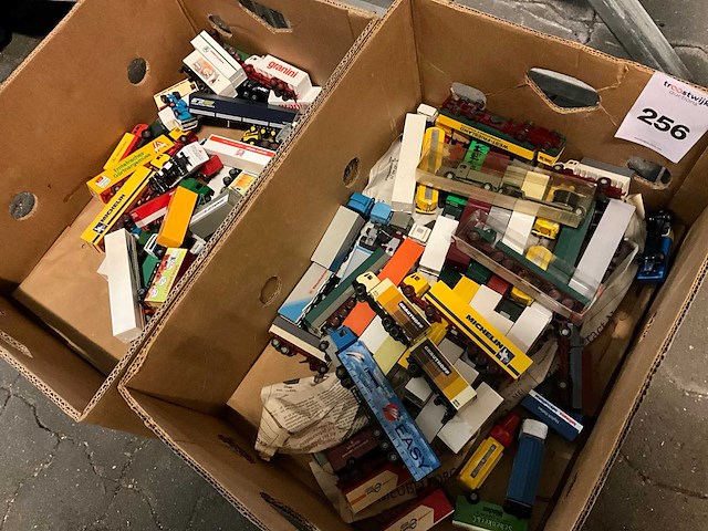 Partij model vrachtwagens - afbeelding 1 van  5