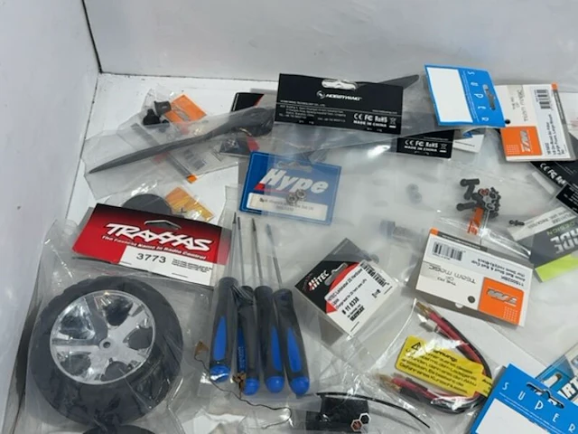 Partij modelbouw artikelen - elektronica, banden, servos, uitlaten - afbeelding 3 van  10