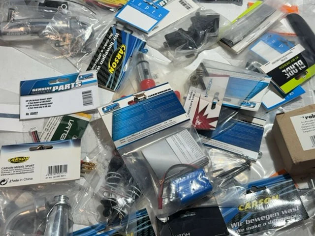 Partij modelbouw artikelen - elektronica, banden, servos, uitlaten - afbeelding 7 van  10