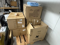 Partij mondkapjes en beschermende partij kleding - afbeelding 1 van  8