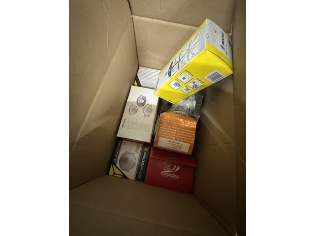 Partij mondkapjes en beschermende partij kleding - afbeelding 2 van  8