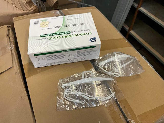 Partij mondkapjes en covid tests - afbeelding 1 van  4