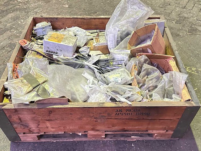 Partij montagemateriaal - afbeelding 1 van  6