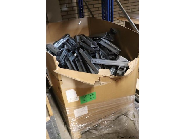 Partij montagemateriaal/profielen t.b.v. zonnepanelen - afbeelding 1 van  2