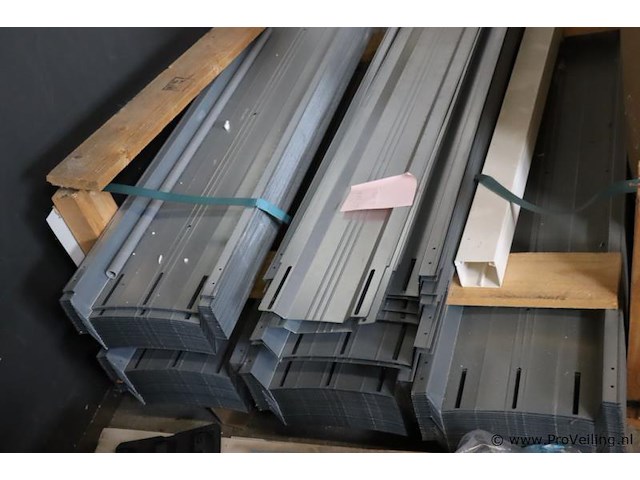 Partij montagemateriaal/profielen t.b.v. zonnepanelen - afbeelding 1 van  3