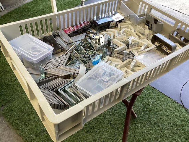 Partij montagematerialen - afbeelding 1 van  5