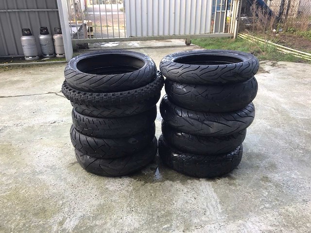 Partij motorbanden - afbeelding 6 van  13