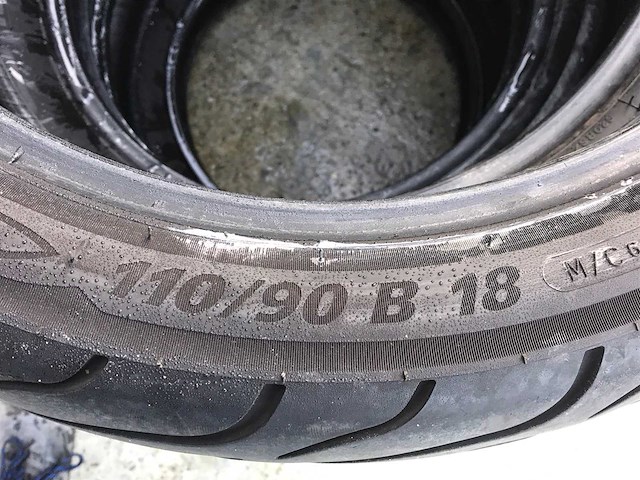 Partij motorbanden - afbeelding 8 van  13