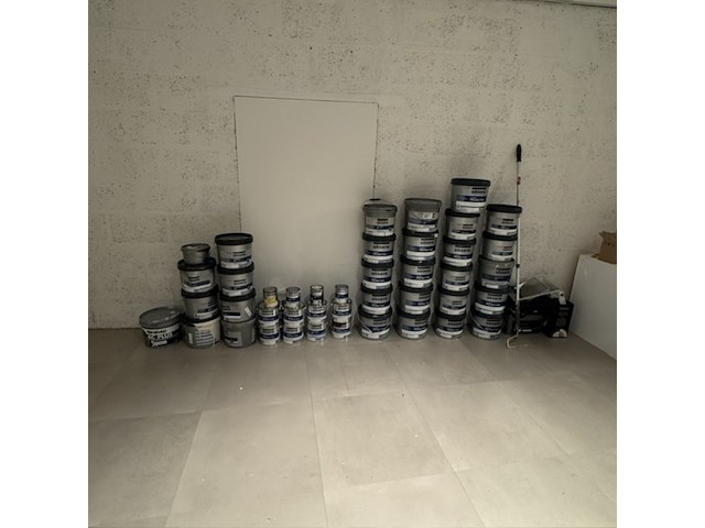 Partij muurverf en diverse toebehoren sikkens en veveo, alphatex en projecttex - afbeelding 1 van  4