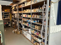 Partij naaigaren en accessoires