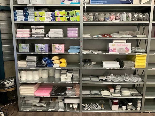 Partij nagelproducten en accessoires - afbeelding 1 van  4