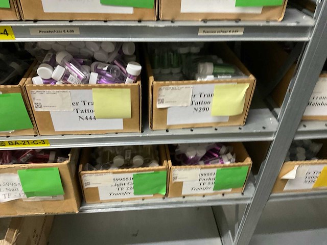 Partij nagelproducten - afbeelding 2 van  8