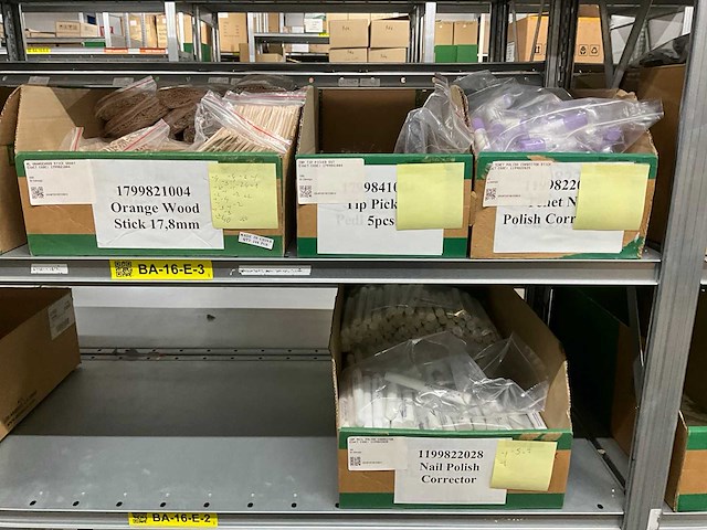 Partij nagelproducten - afbeelding 2 van  27