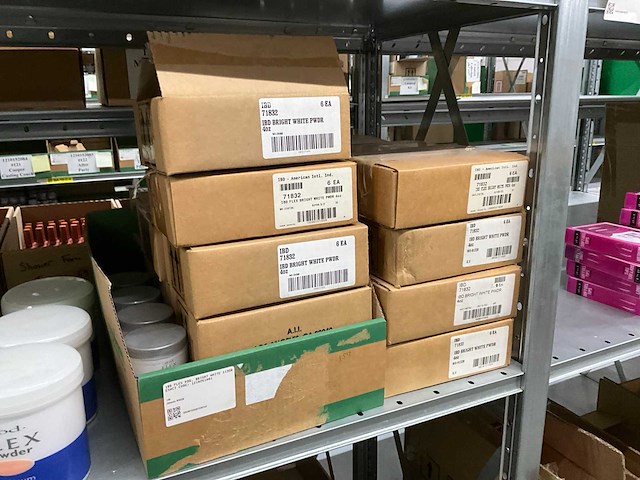 Partij nagelproducten - afbeelding 2 van  23