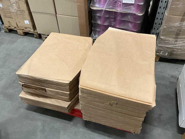 Partij natronkraft afg hoeken 50grm/62x80cm & 95x60cm - afbeelding 1 van  3