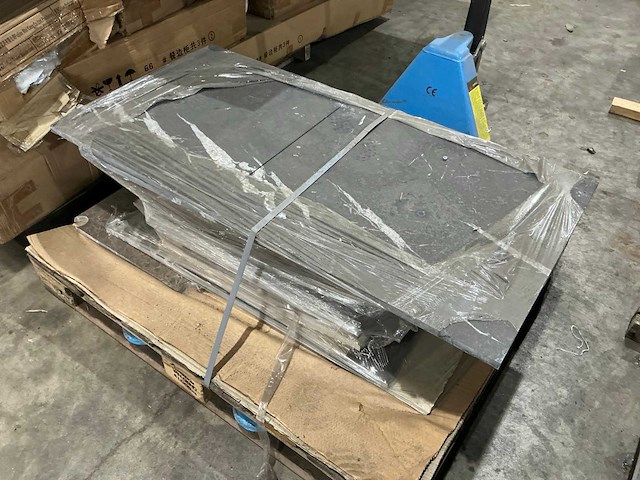 Partij natuursteen - afbeelding 1 van  6