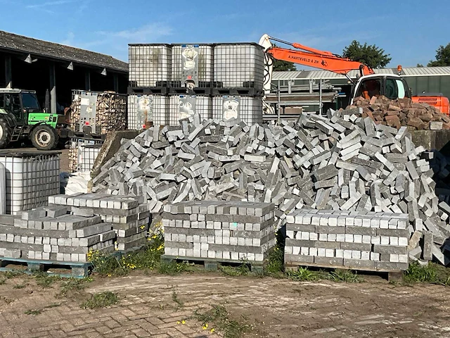Partij natuurstenen stapel elementen (ca. 100 m2) - afbeelding 1 van  8