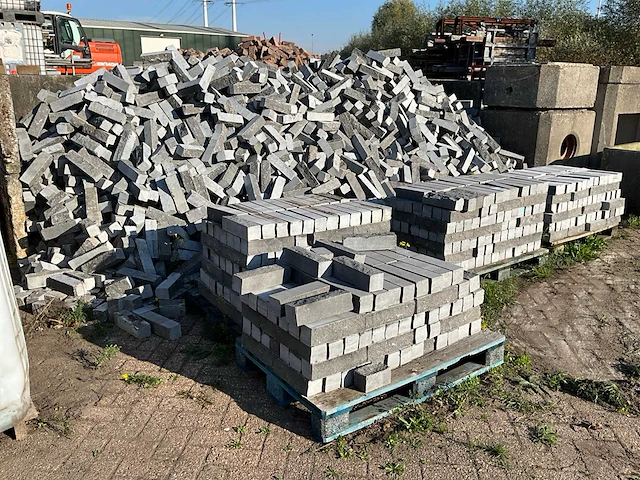 Partij natuurstenen stapel elementen (ca. 100 m2) - afbeelding 2 van  8