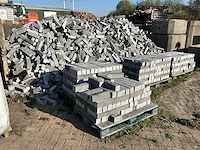 Partij natuurstenen stapel elementen (ca. 100 m2) - afbeelding 2 van  8