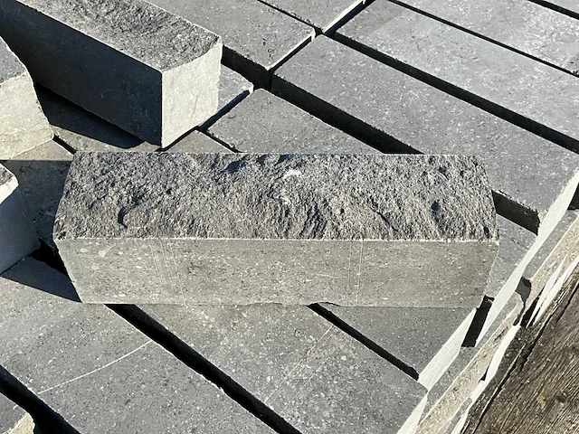 Partij natuurstenen stapel elementen (ca. 100 m2) - afbeelding 3 van  8
