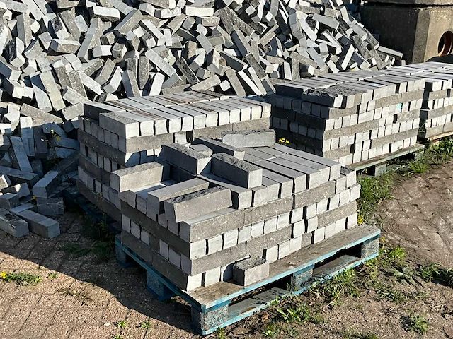 Partij natuurstenen stapel elementen (ca. 100 m2) - afbeelding 4 van  8