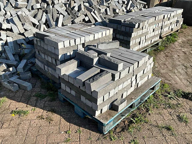 Partij natuurstenen stapel elementen (ca. 100 m2) - afbeelding 5 van  8