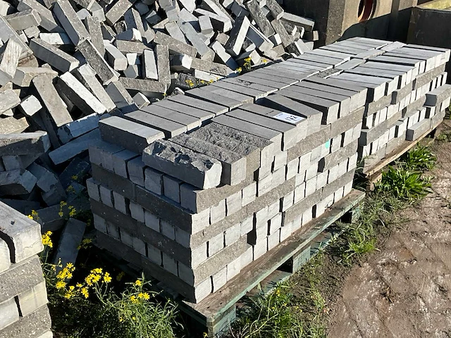 Partij natuurstenen stapel elementen (ca. 100 m2) - afbeelding 6 van  8