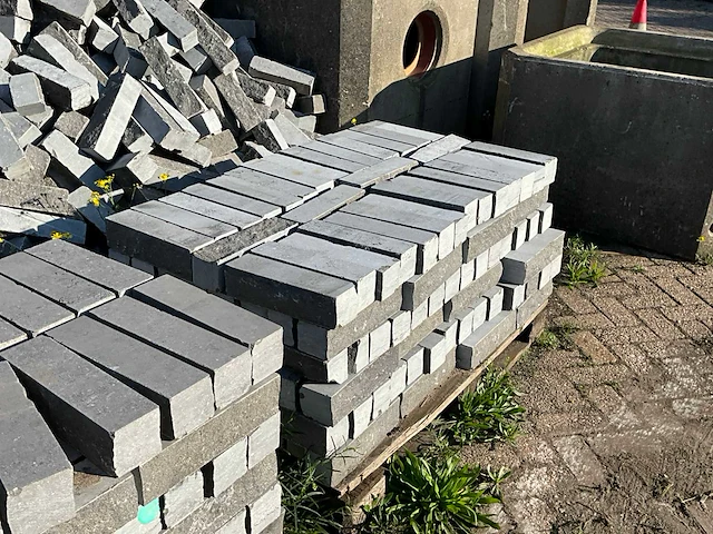 Partij natuurstenen stapel elementen (ca. 100 m2) - afbeelding 7 van  8