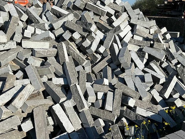 Partij natuurstenen stapel elementen (ca. 100 m2) - afbeelding 8 van  8
