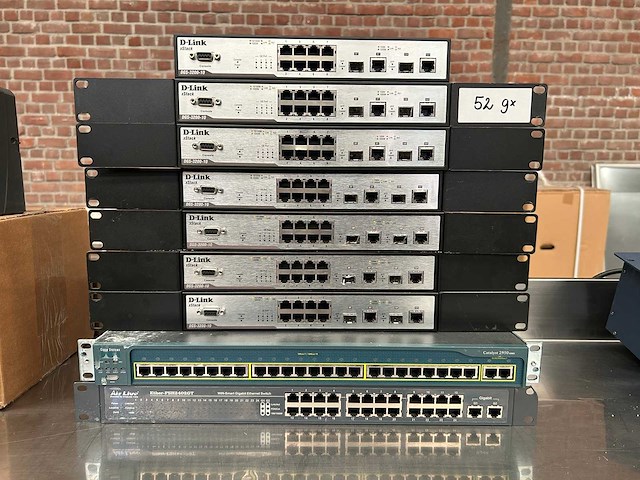 Partij netwerk switches waaronder d-link xstack, cisco catalyst en airlive - afbeelding 1 van  6