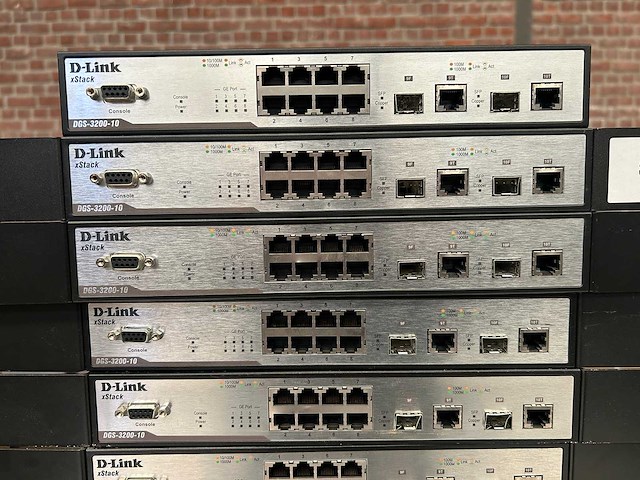 Partij netwerk switches waaronder d-link xstack, cisco catalyst en airlive - afbeelding 2 van  6