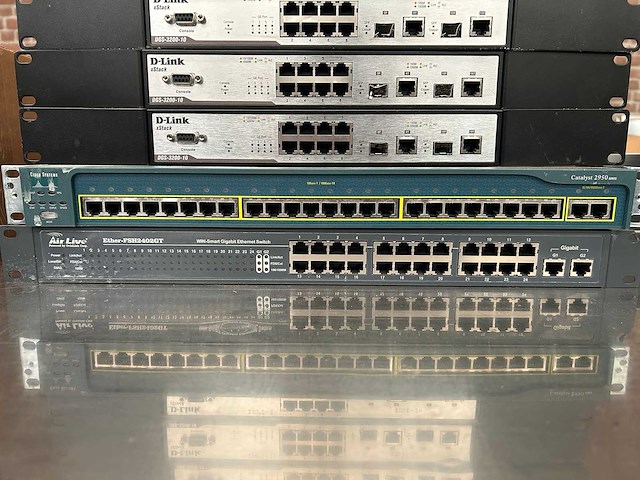 Partij netwerk switches waaronder d-link xstack, cisco catalyst en airlive - afbeelding 3 van  6