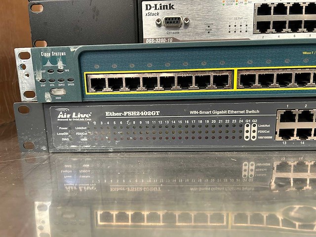 Partij netwerk switches waaronder d-link xstack, cisco catalyst en airlive - afbeelding 4 van  6
