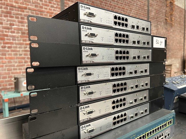 Partij netwerk switches waaronder d-link xstack, cisco catalyst en airlive - afbeelding 5 van  6