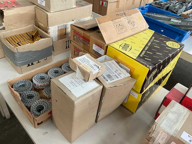 Partij nieten en schroeven en nagels - afbeelding 1 van  7