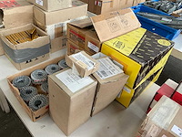 Partij nieten en schroeven en nagels - afbeelding 1 van  7