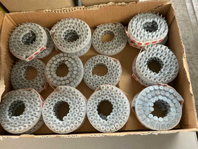 Partij nieten en schroeven en nagels - afbeelding 2 van  7