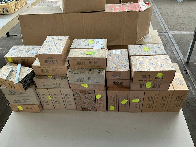 Partij nieten - afbeelding 1 van  4