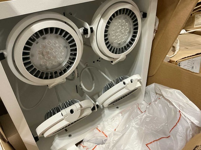 Partij nieuwe professionele led-verlichtingsarmaturen van diverse a-merken, waaronder intra lighting, grok (leds c4) en luce (30x) - afbeelding 14 van  22