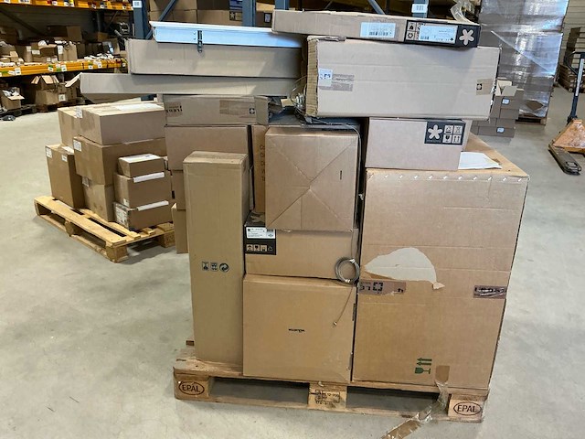 Partij nieuwe professionele led-verlichtingsarmaturen van diverse a-merken, waaronder intra lighting, grok (leds c4) en luce (30x) - afbeelding 12 van  22