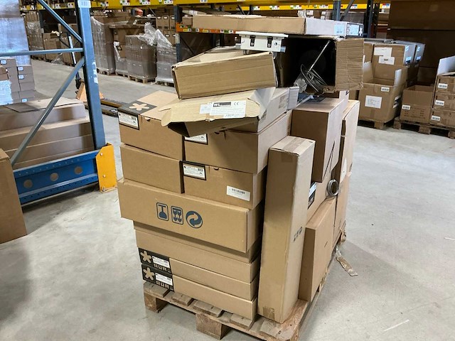 Partij nieuwe professionele led-verlichtingsarmaturen van diverse a-merken, waaronder intra lighting, grok (leds c4) en luce (30x) - afbeelding 16 van  22