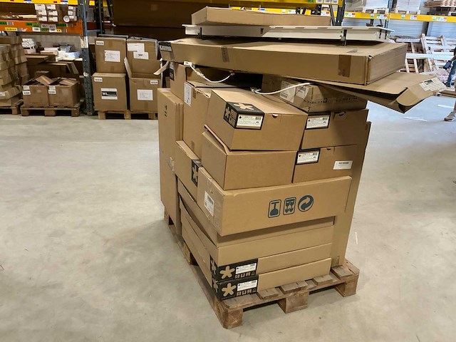 Partij nieuwe professionele led-verlichtingsarmaturen van diverse a-merken, waaronder intra lighting, grok (leds c4) en luce (30x) - afbeelding 17 van  22